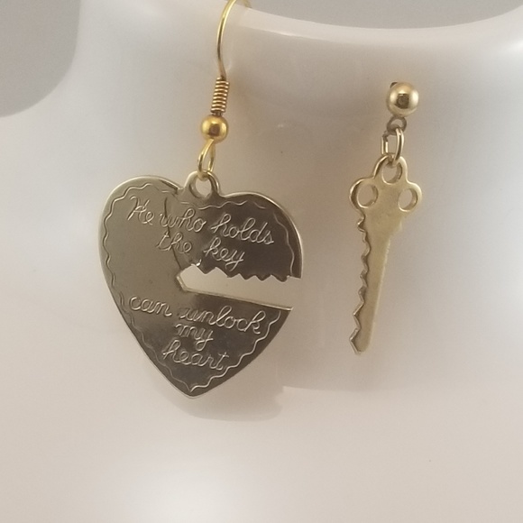 Vintage - Unsigned Jewelry - Vintage Key to my Heart Romantic Love Earrings